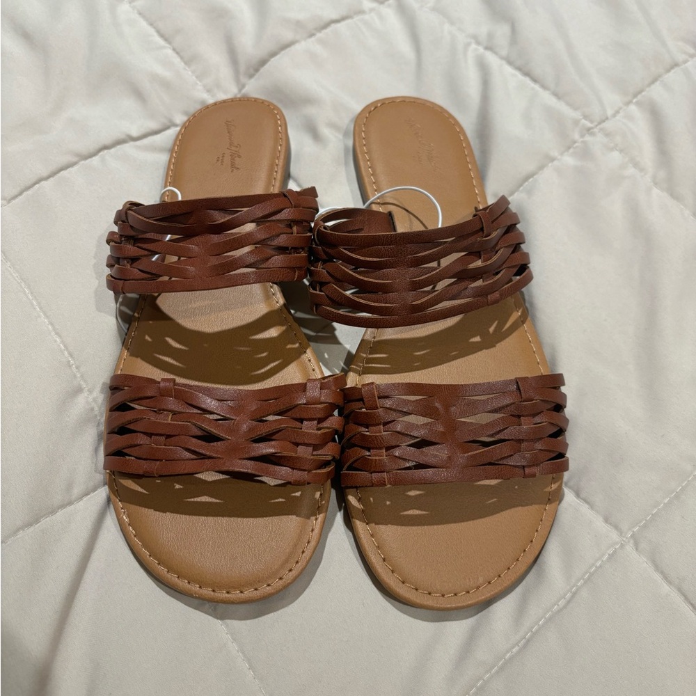 Universal Threds sandals slides